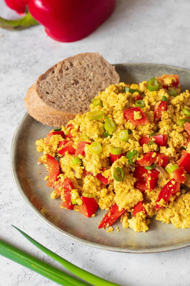 This Vegan Scrambled Eggs recipe is THE ONE you have been looking for. High-protein, plant-based, clean eating and SUPER delicious. Goodbye eggs, hello tofu! | The Green Loot #vegan #veganrecipes #plantbased
