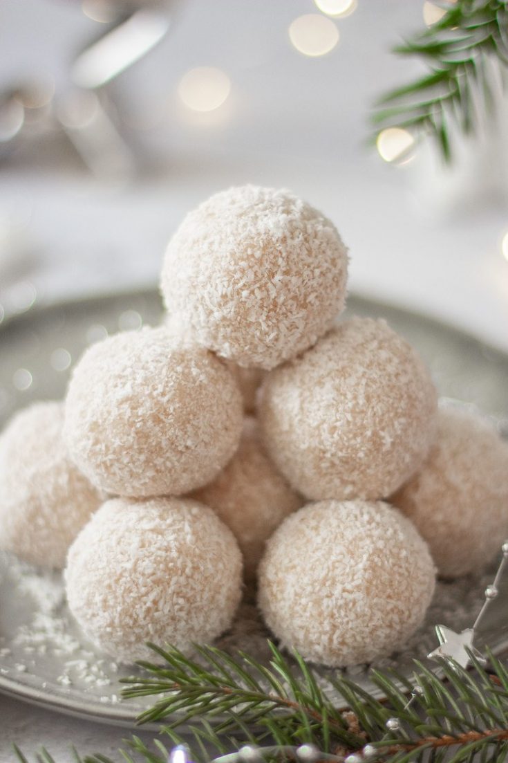 Vegan Coconut & Rum Snowballs (No-Bake Christmas Dessert) | The Green Loot