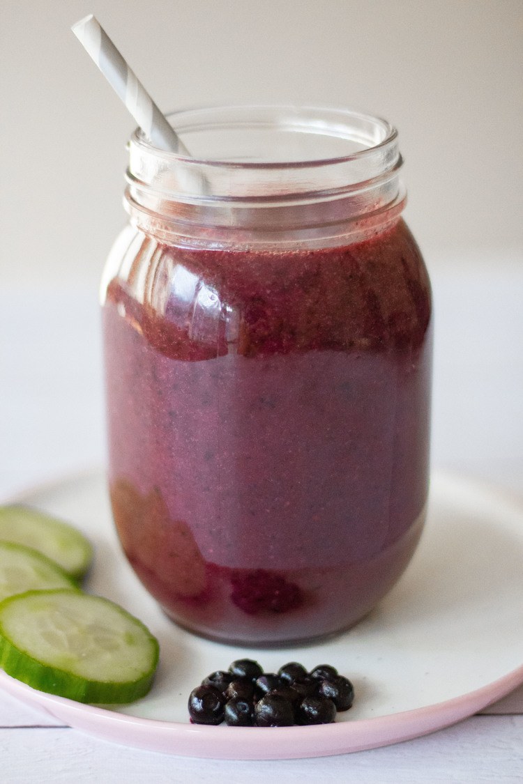 This Flat Belly Smoothie is full of tasty ingredients that will help you burn unwanted fat and reduce bloating. | The Green Loot #vegan #veganrecipes #weightloss #cleaneating