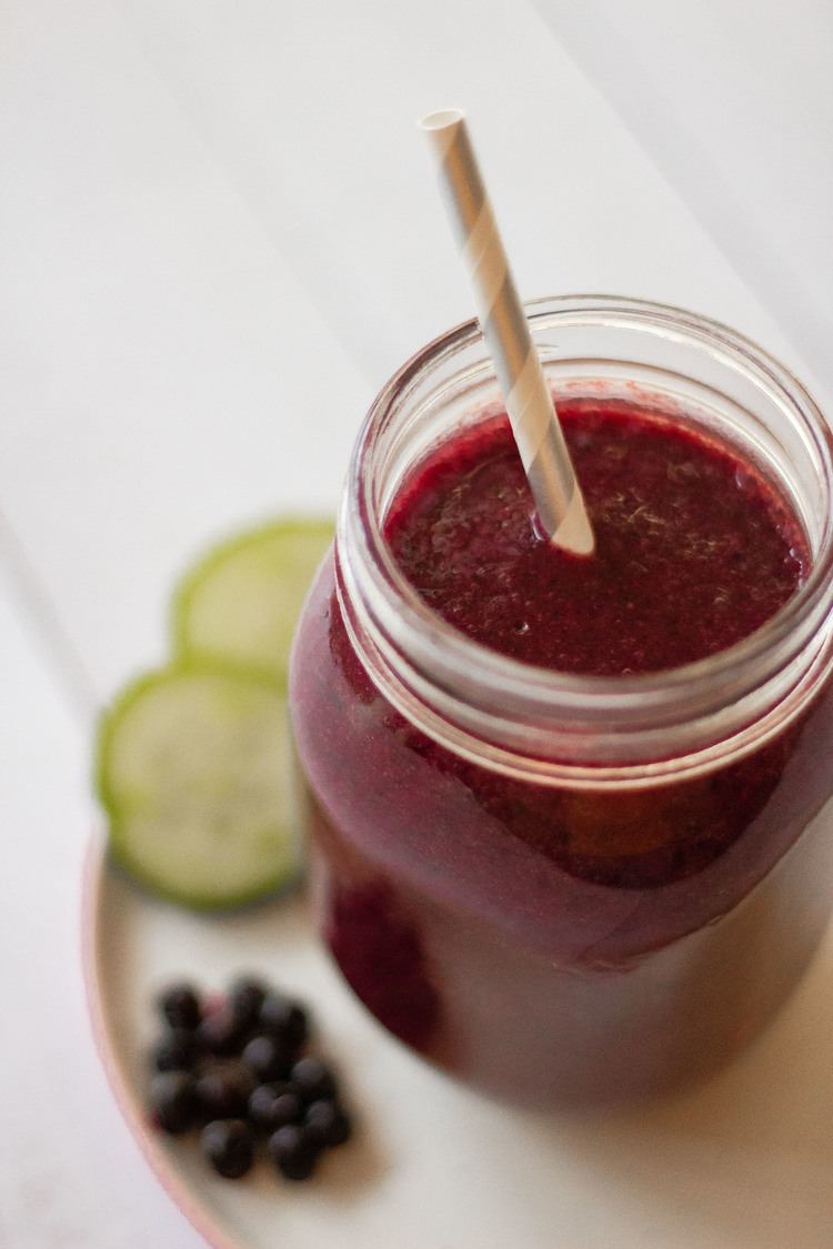 This Flat Belly Smoothie is full of tasty ingredients that will help you burn unwanted fat and reduce bloating. | The Green Loot #vegan #veganrecipes #weightloss #cleaneating