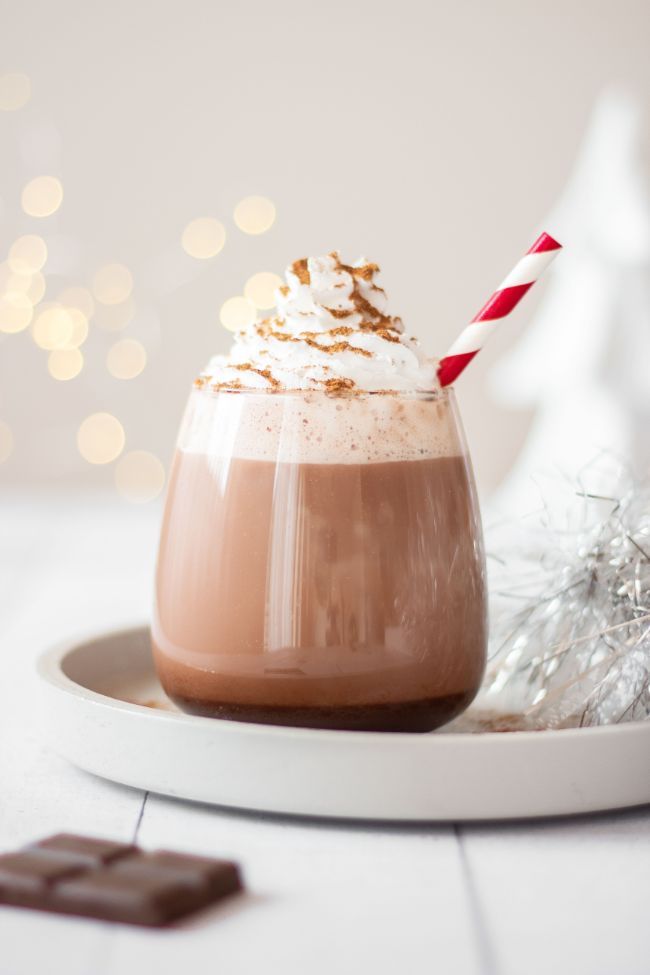 This Vegan Gingerbread Hot Cocoa recipe is a dairy-free, cozy Christmas drink. It's sugar-free, and paleo too! Drink it hot or cold, depending on your mood. | The Green Loot #vegan #veganrecipes #Christmas