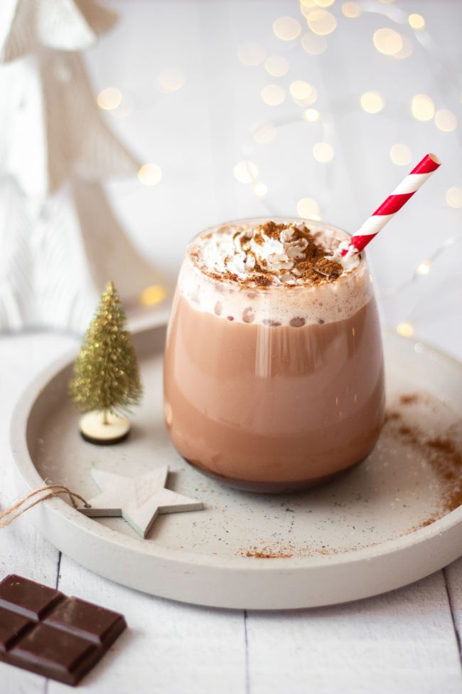 This Vegan Gingerbread Hot Cocoa recipe is a dairy-free, cozy Christmas drink. It's sugar-free, and paleo too! Drink it hot or cold, depending on your mood. | The Green Loot #vegan #veganrecipes #Christmas