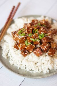 This vegan Garlic Teriyaki Tofu is perfect for beginners! You will find step-by-step instructions in the article for this easy Japanese weeknight dinner recipe! | The Green Loot #vegan #veganrecipes