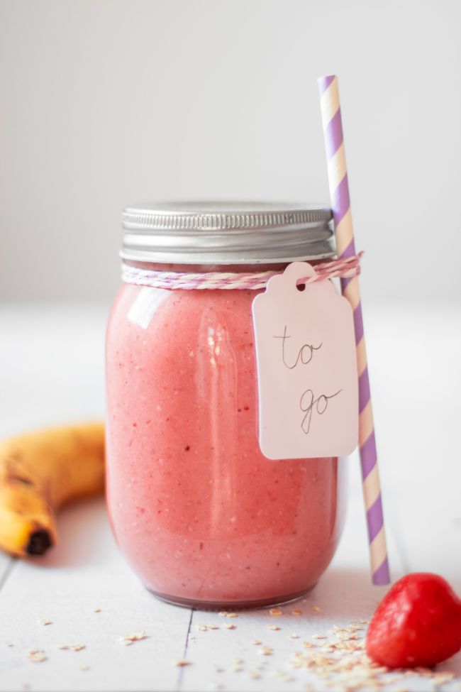 This Vegan Breakfast Replacement Smoothie is perfect for busy mornings. You can even make it one of your regular weight loss meals. 1 glass contains 438 calories. | The Green Loot #vegan #veganrecipes #weightloss #plantbased