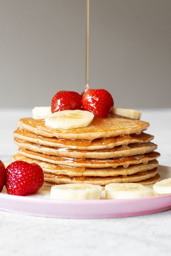 These vegan oat flour pancakes are the perfect healthy breakfast. They are made with ripe bananas. They are cheap and easy to make and plant-based! | The Green Loot #vegan #veganrecipes #plantbased