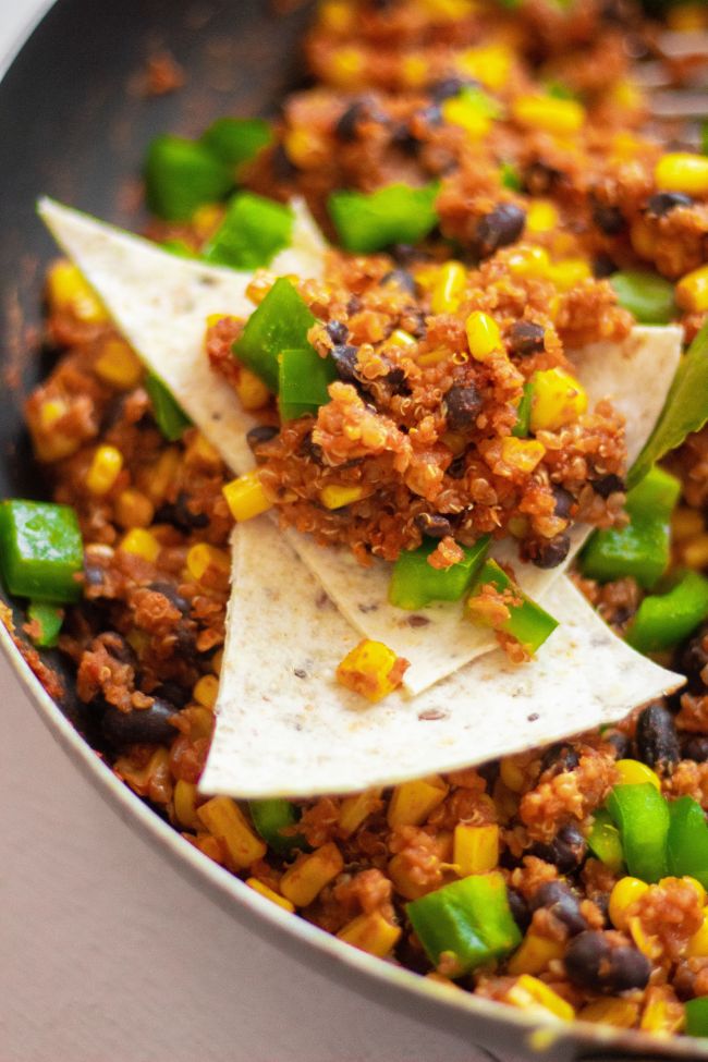 This Vegan Mexican Quinoa is a plant-based, high-protein and super flavorful meal, that you can enjoy as a healthy weight loss dinner, or a quick, filling work lunch (in a burrito) as well! | The Green Loot #vegan #veganrecipes #plantbased