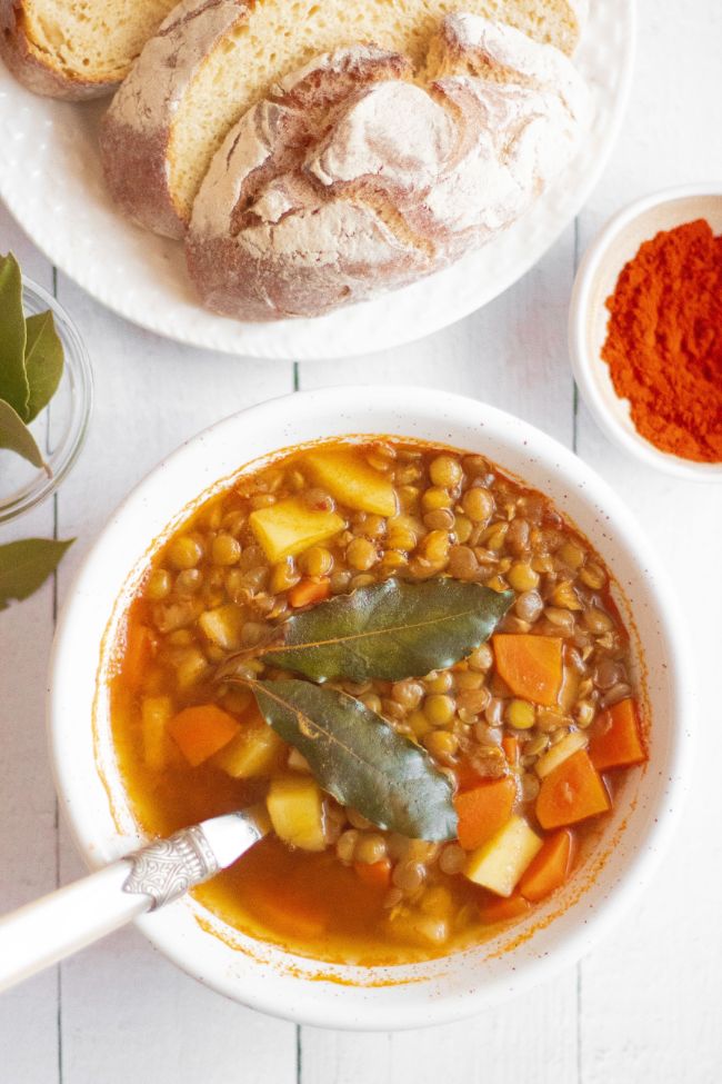 This Vegan Smoky Lentil Soup is an easy, healthy and beginner-friendly plant-based meal, that's great for lunch or dinner, even if you are calorie counting! | The Green Loot #vegan #veganrecipes #plantbased