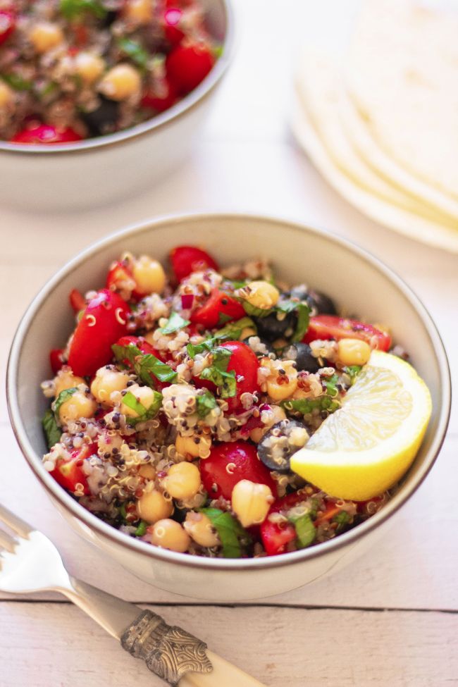 This tasty vegan Mediterranean Quinoa Salad is made with chickpeas for a superb high-protein side dish, salad or full meal. Enjoy with lemon juice and lots of fresh basil! It's perfect for meal prep, too. | The Green Loot #vegan