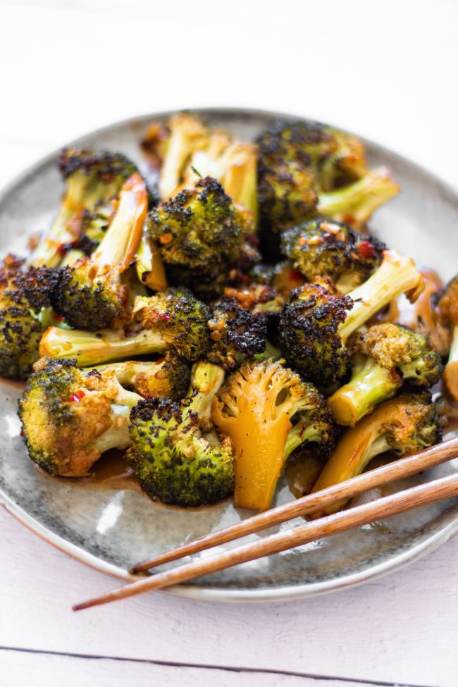 This Roasted Broccoli with Sweet Chili Sauce is the perfect healthy Asian side dish. Made in the oven, it's ready in almost 30 minutes. Serve over rice. | The Green Loot #vegan