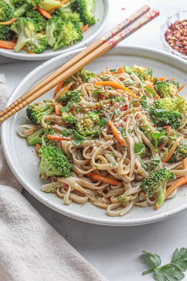 Peanut Ginger Noodles with Broccoli