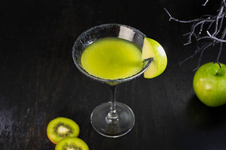 Poison Apple Halloween Cocktail (vegan)