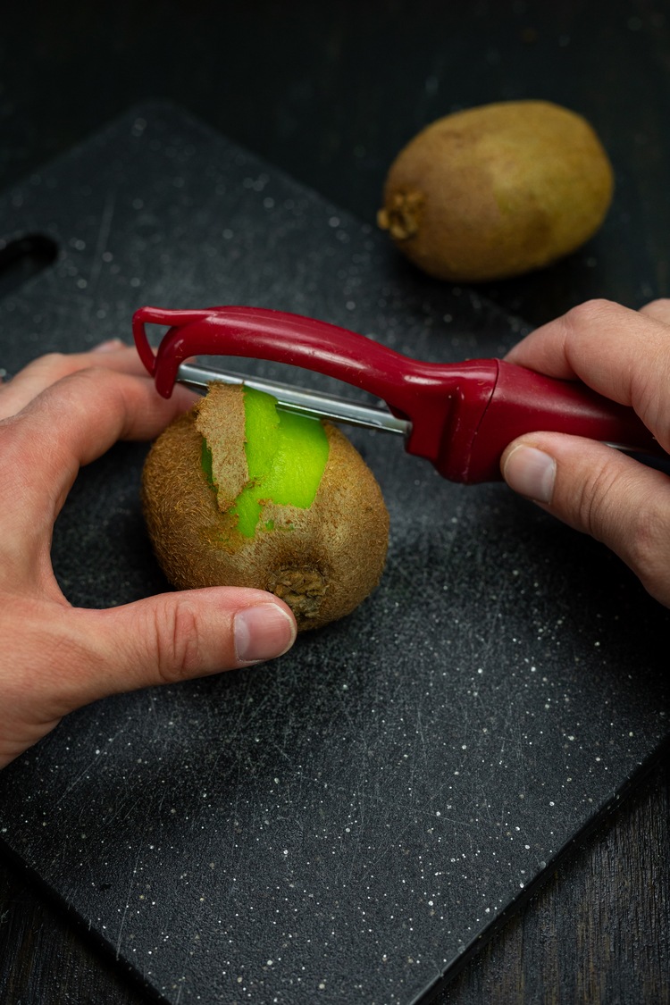 peeling kiwi