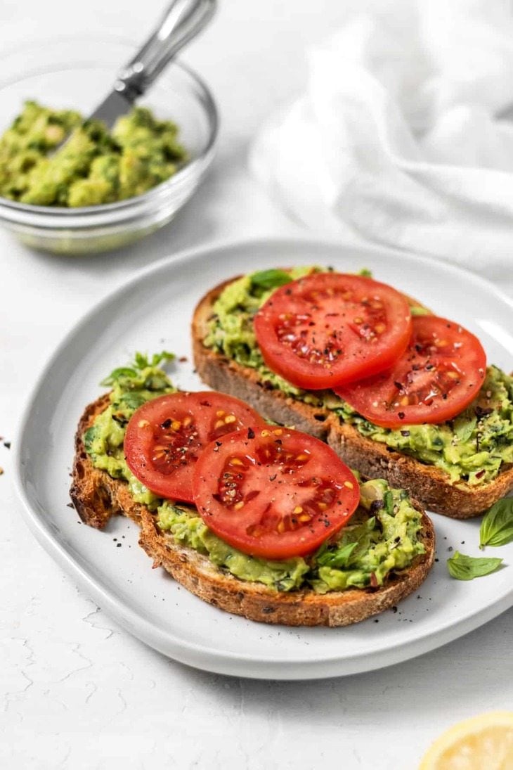 Spicy Smashed Avocado Hash Brown Toasts - Kalejunkie